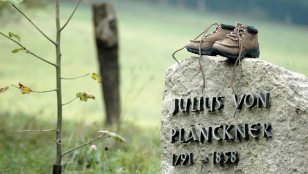 Plänknerstein mit Schuhen